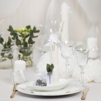 Borddekking og bordpynt i hvit med papirblomster, ballonger, serviett brettet som tårn og bordkort