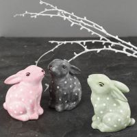 Kaniner a porselen dekorert med porselensmaling og porselenstusj