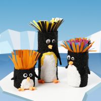 Papprør dekorert som pingviner