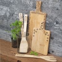 Kjøkkenredskaper av bambus dekorert med sviapparat
