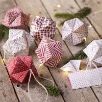 Origami julekule brettet av origamipapir