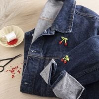 Perlebroderte kirsebær på cowboyjakke