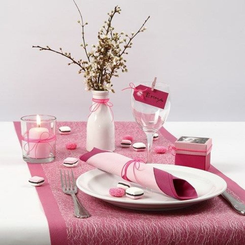 Borddekking i pink, rosa og hvit