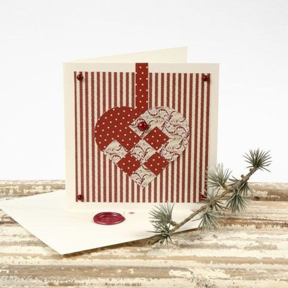 Julekort med hjerte av designpapir og konvolutt med lakksegl