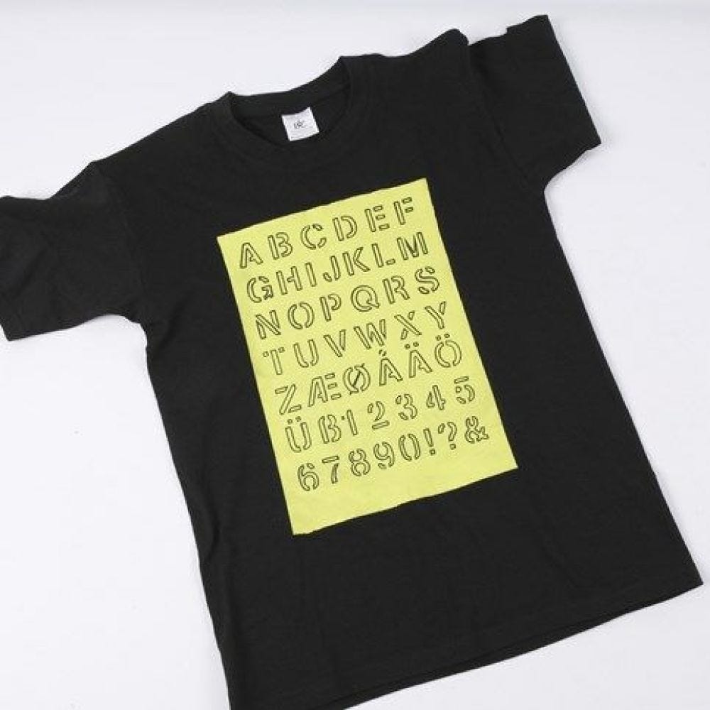 T-shirt med opptegnet alfabet i malt felt