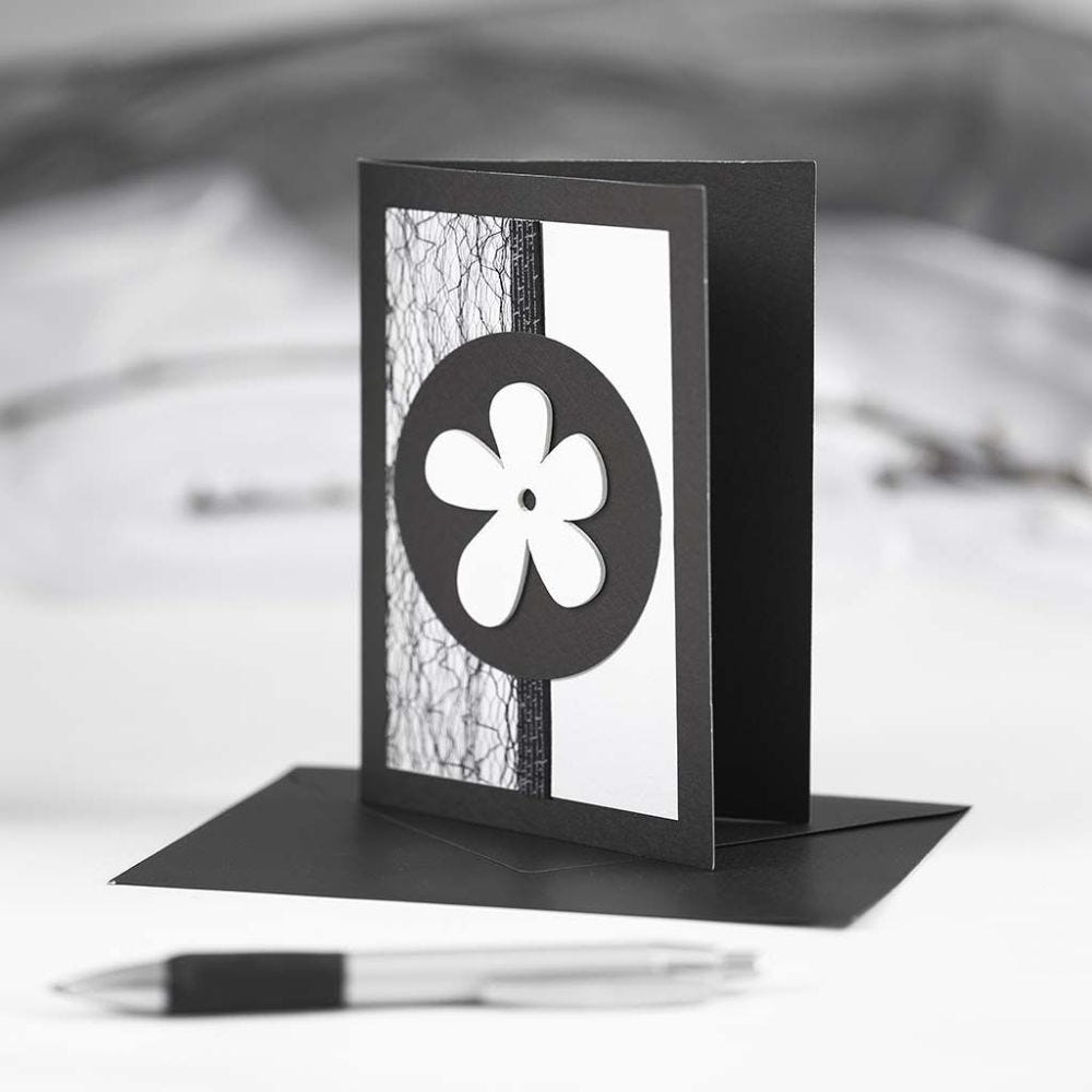 Svart brevkort med pynt i svart og hvitt