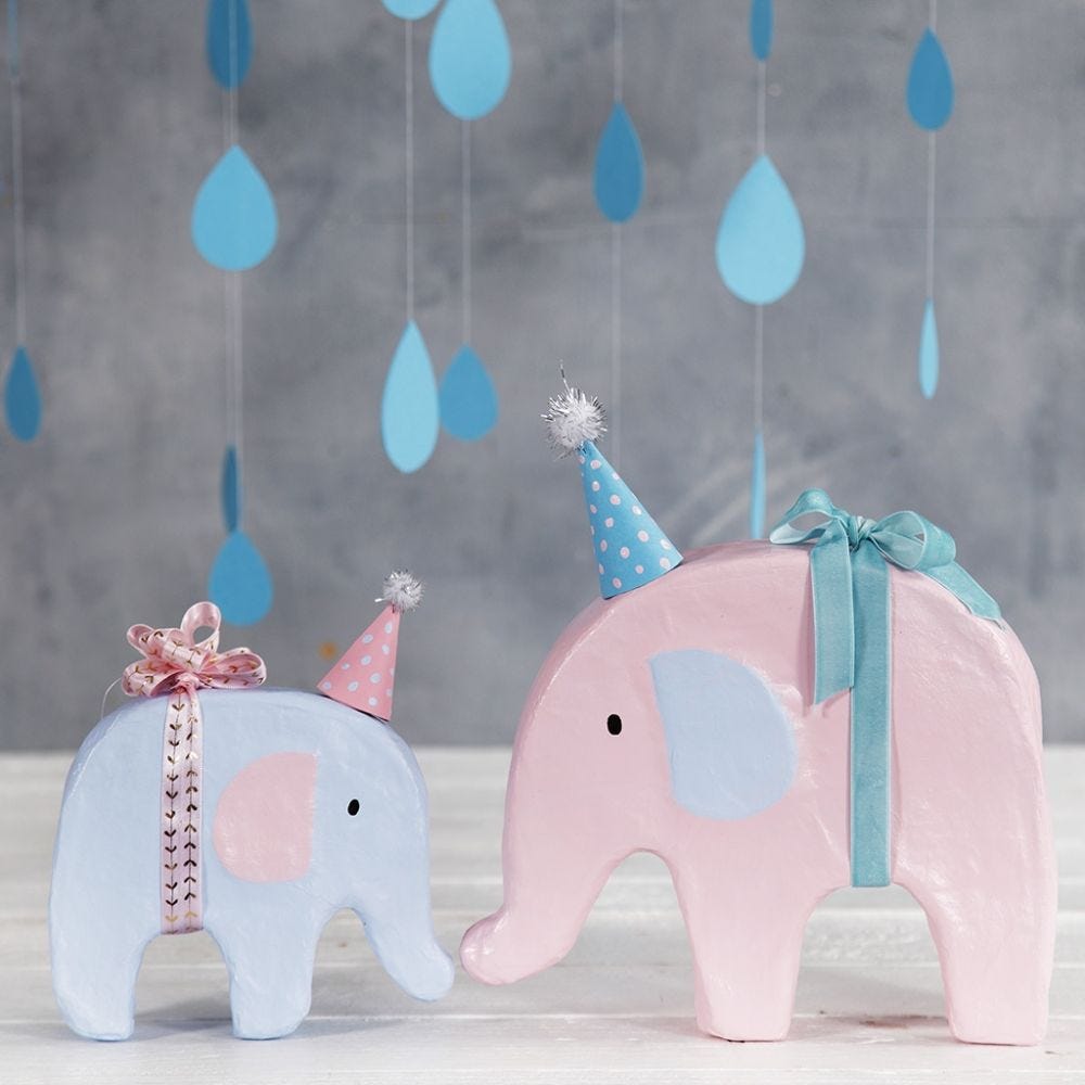 Dekorert elefant med hobbymaling og liten fest- hatt
