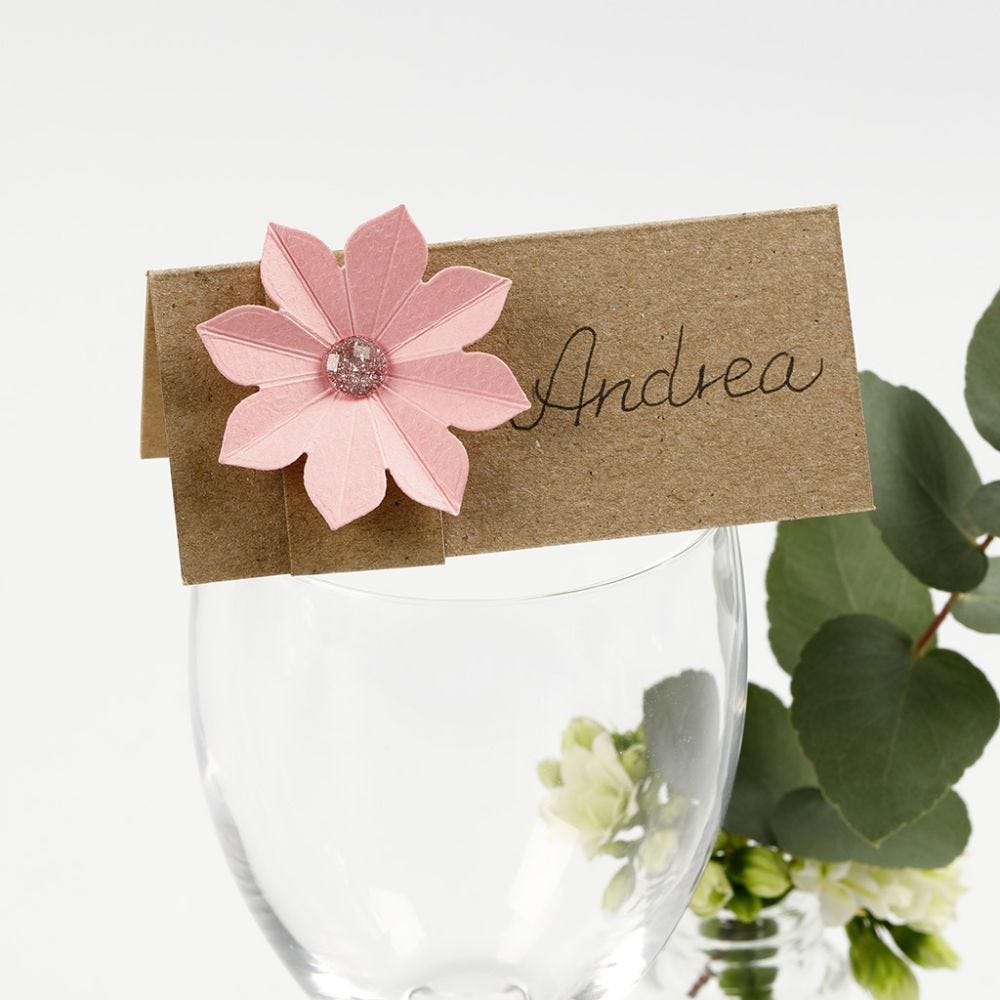 Bordkort pyntet med kartong blomst med 3D effekt