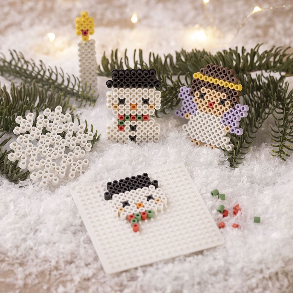 Snøfnugg, snømann, julelys og engel, alle laget med BioBeads